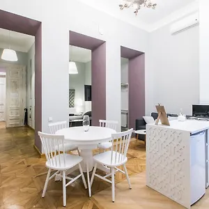 https://kuxos-apartment-on-machabeli-street.alltbilisihotels.com