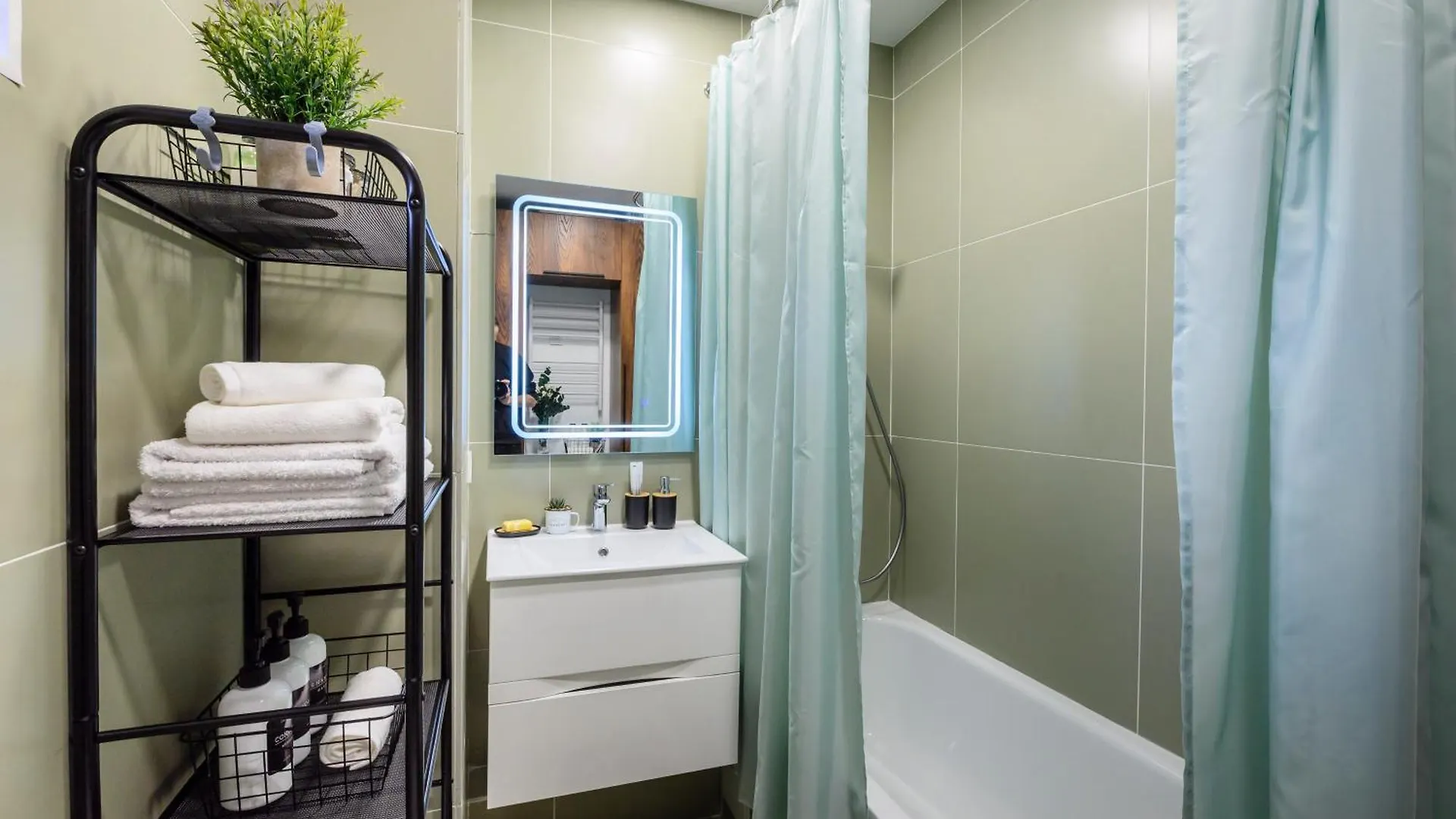 Mid-Century Charm Apartments В Центре Алматы
