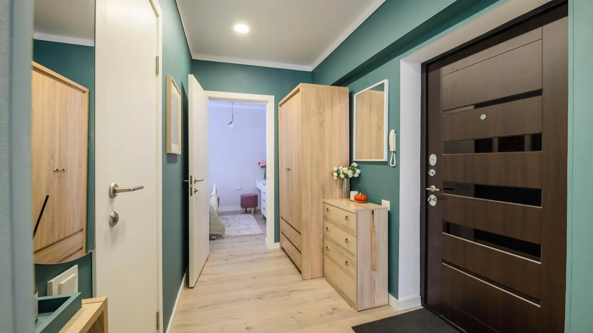 Mid-Century Charm Apartments В Центре Алматы Казахстан
