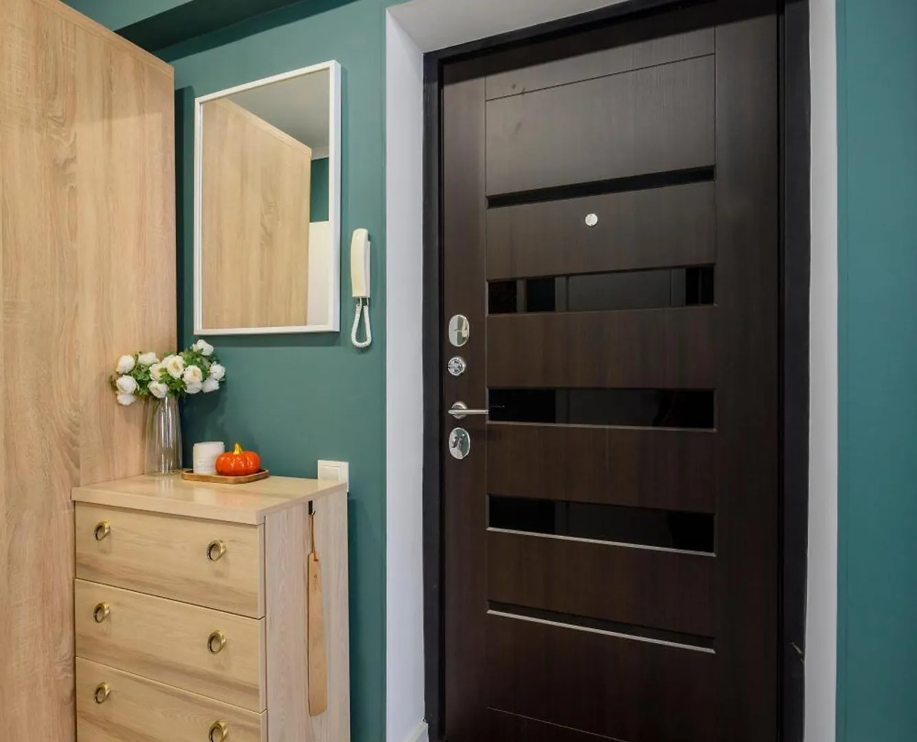 Mid-Century Charm Apartments В Центре Алматы