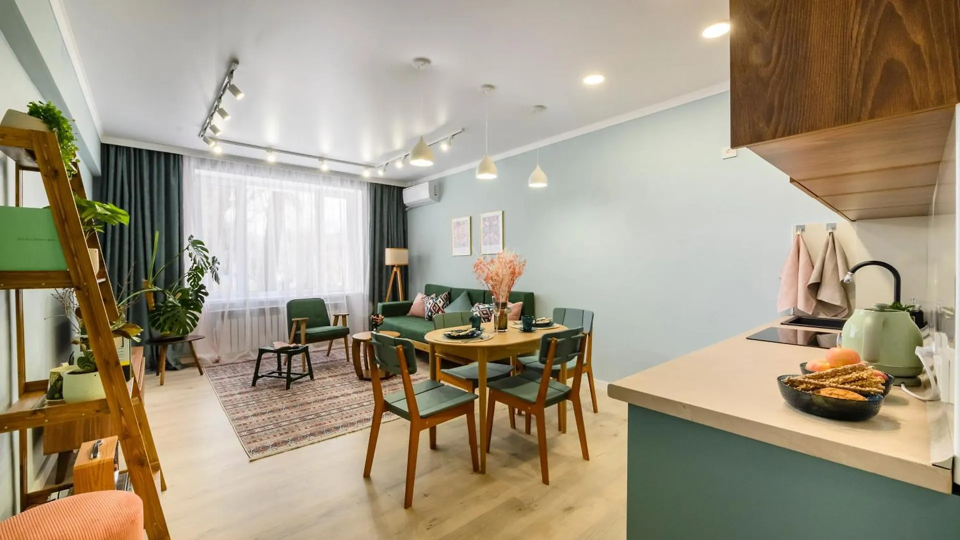 Mid-Century Charm Apartments В Центре Алматы