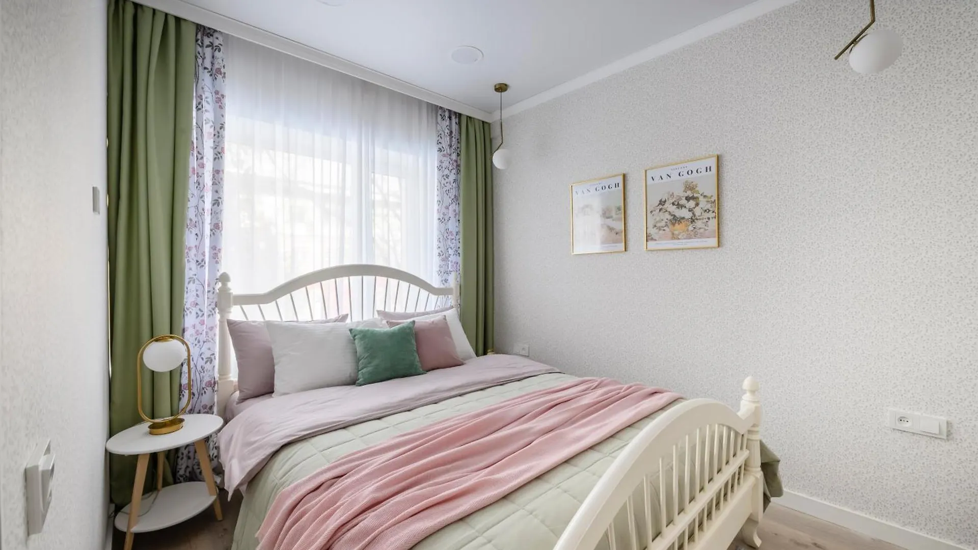 Mid-Century Charm Apartments В Центре Алматы