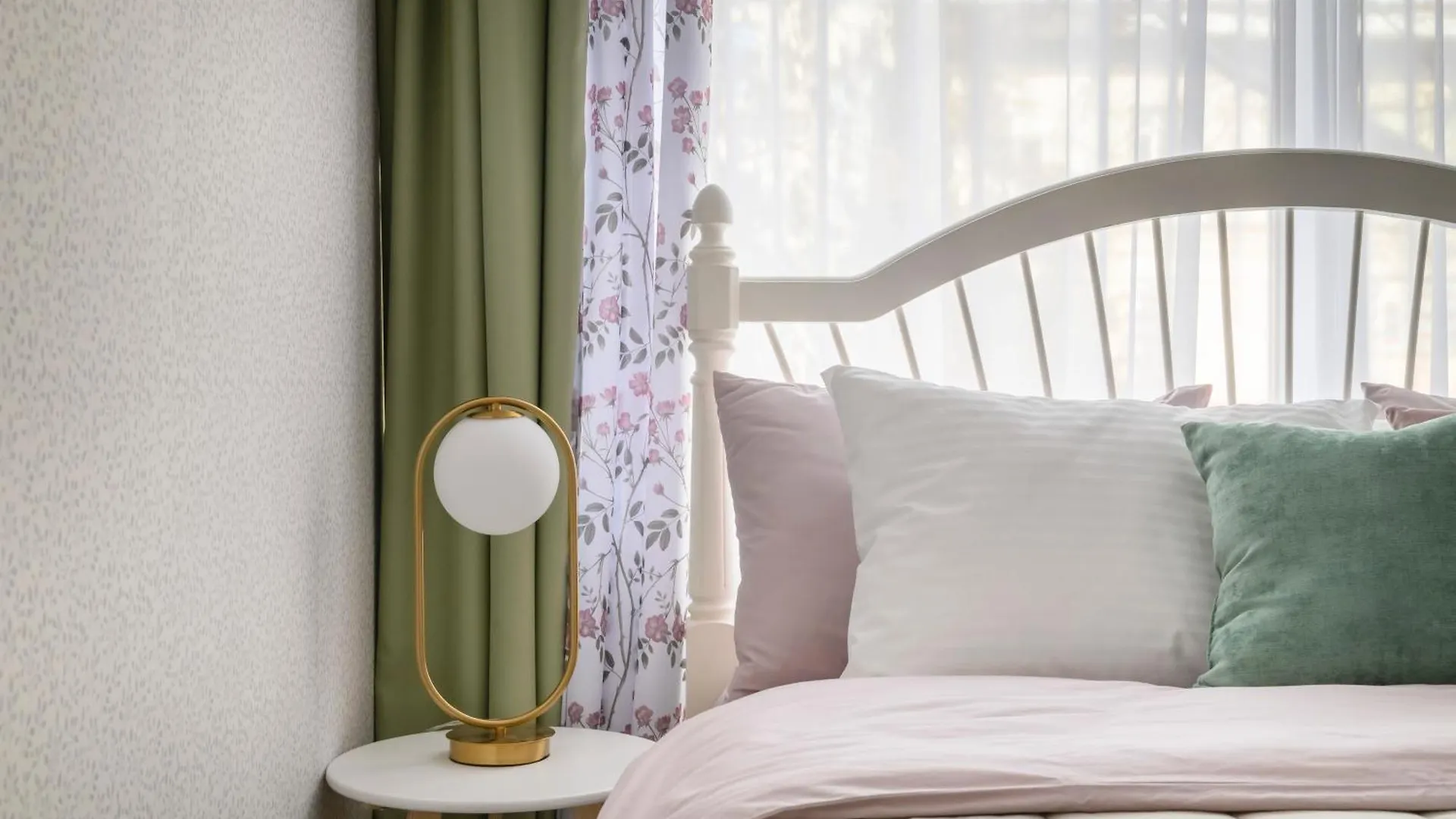 Mid-Century Charm Apartments В Центре Алматы