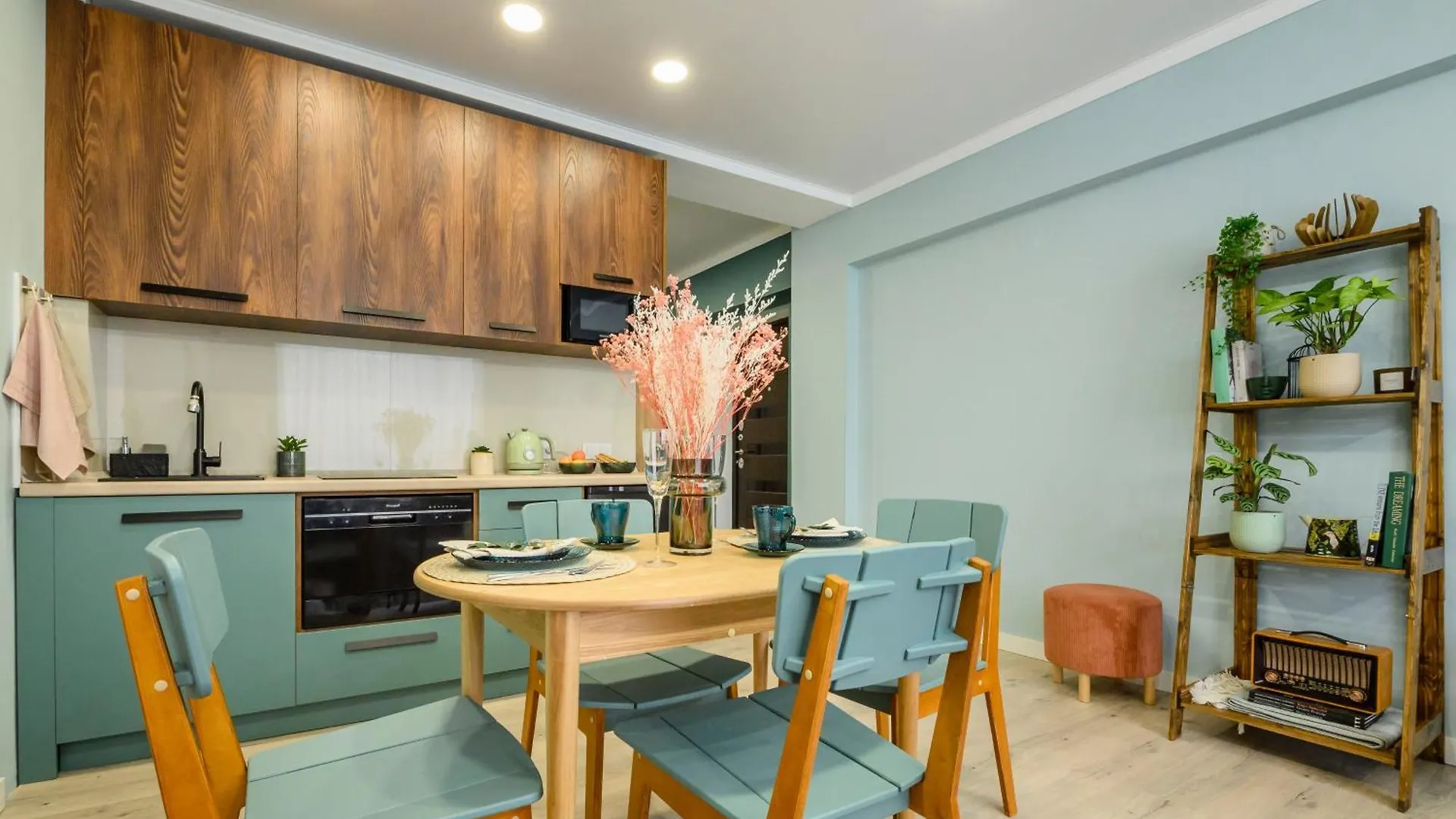 Mid-Century Charm Apartments В Центре Алматы  Almaty