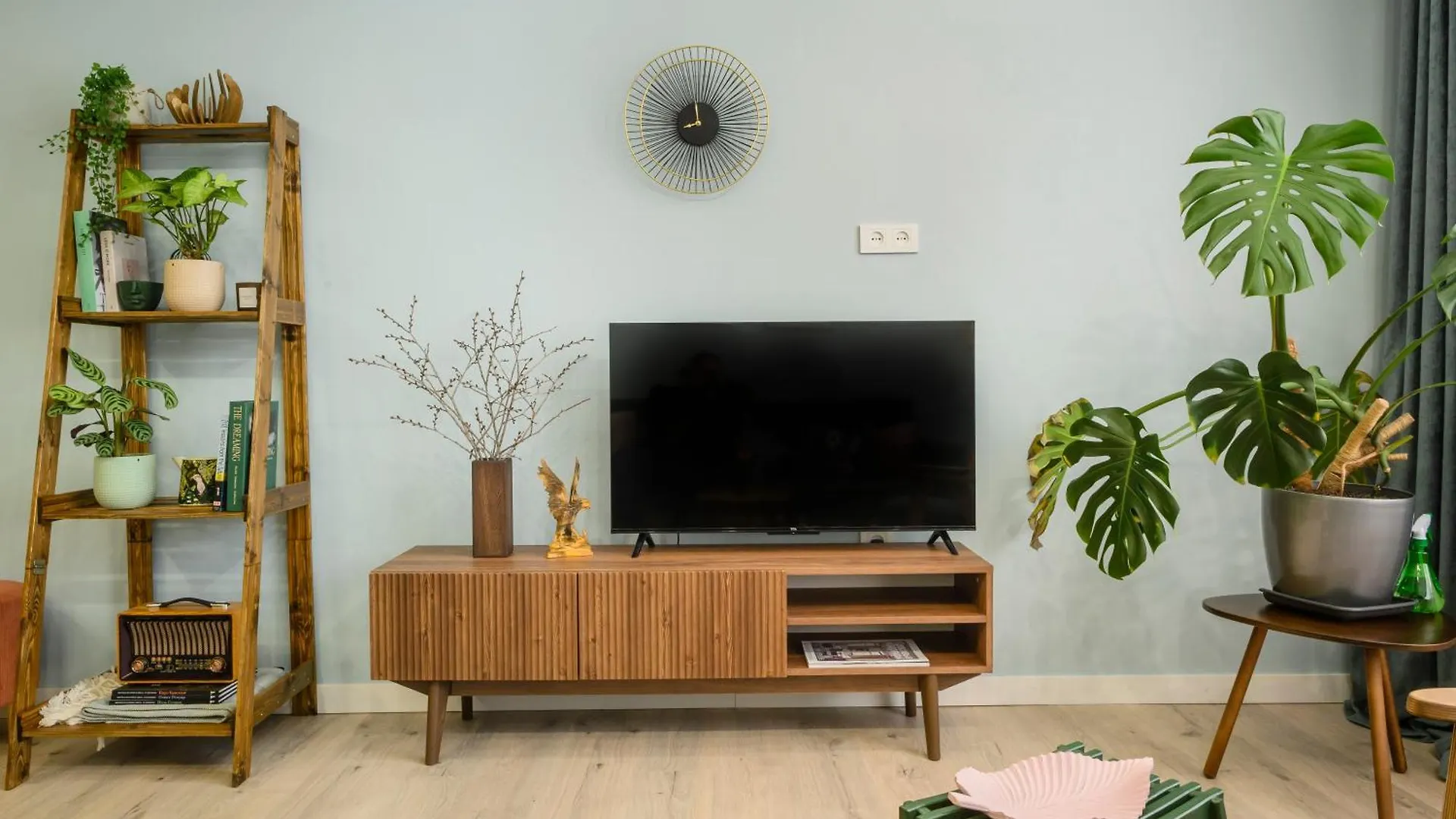 Mid-Century Charm Apartments В Центре Алматы