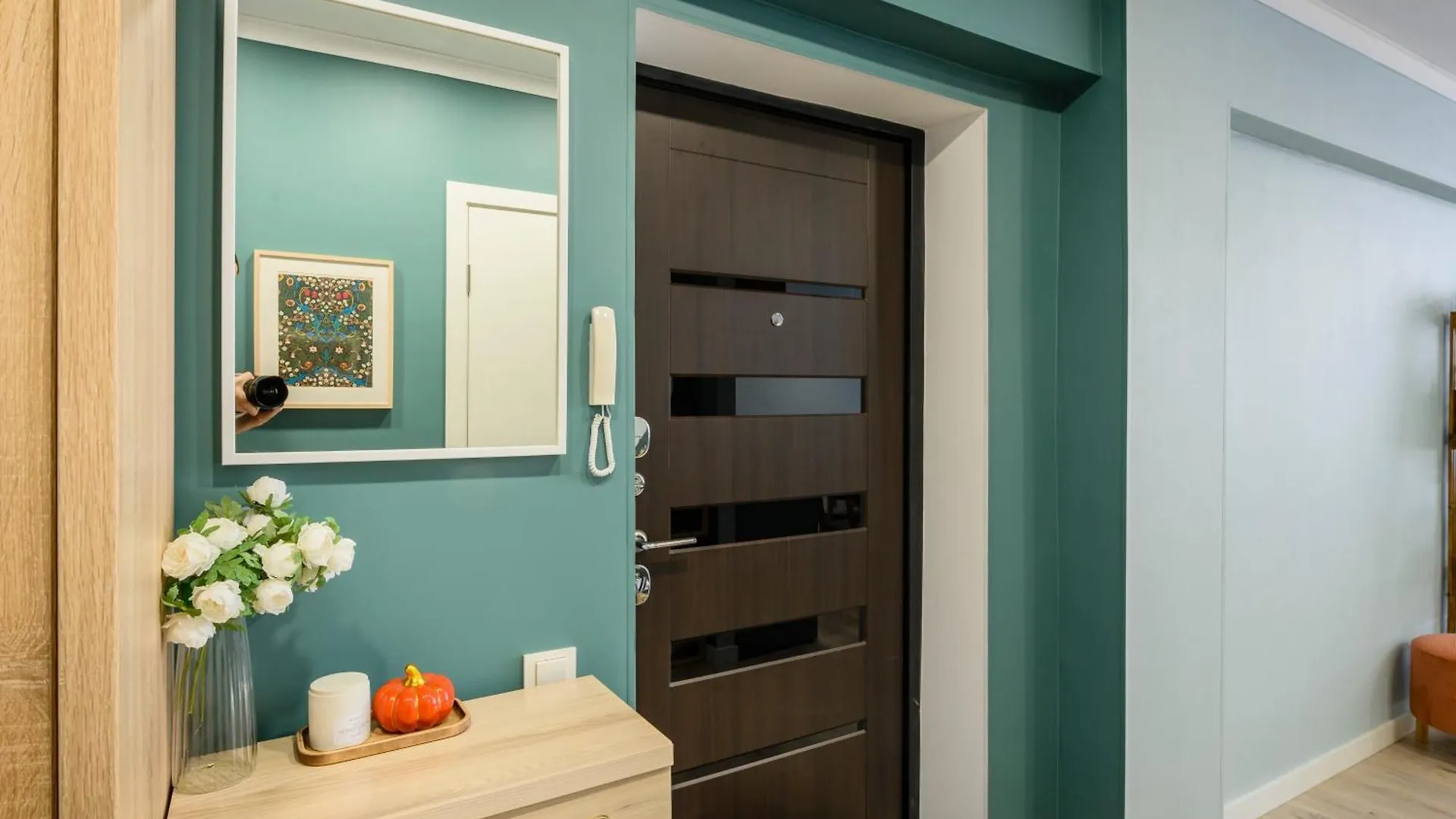 Mid-Century Charm Apartments В Центре Алматы
